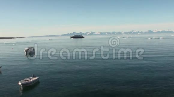 以北冰洋冰山冰雪为背景的游艇视频的预览图