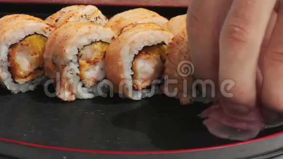大鲑鱼肉卷鲜生鱼寿司视频的预览图