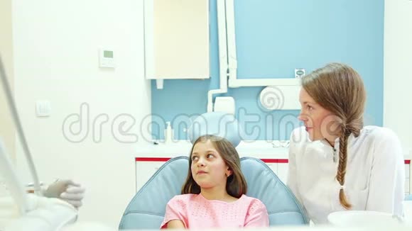 做例行牙科检查的男牙科医生可爱的小女孩视频的预览图