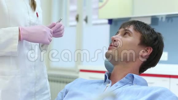 在牙医那里做检查的男性病人视频的预览图