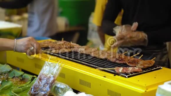 亚洲的街头美食传统的街头菜肴夜间食品市场视频的预览图