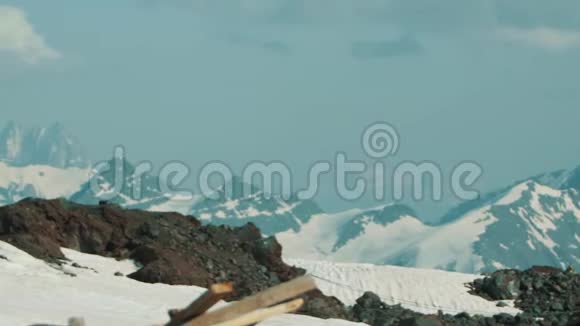 橙色金属桶旅游避难所高山美景视频的预览图