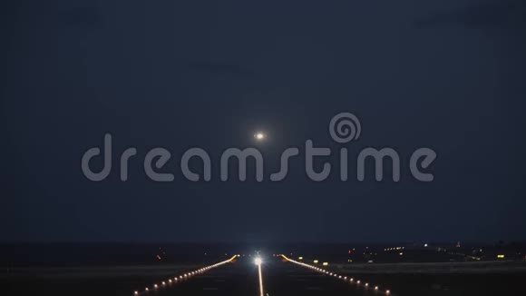 起飞飞机跑道夜景视频的预览图