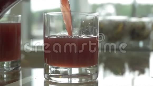 将紫色葡萄汁倒入玻璃杯中把水果饮料倒入杯子里视频的预览图