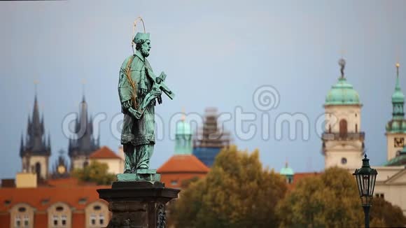 捷克布拉格著名的查尔斯桥上的尼波穆克圣约翰雕像视频的预览图