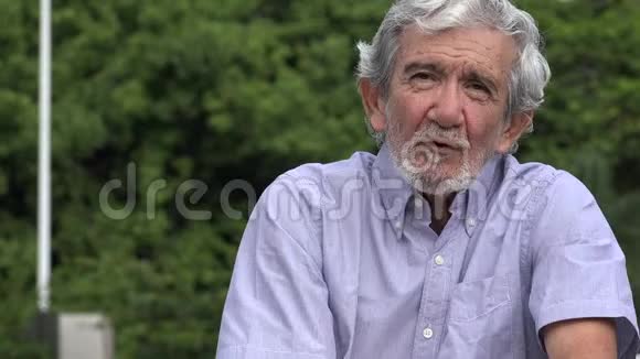 年长的西班牙裔老人在说话视频的预览图