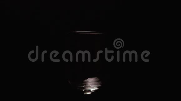 酒杯中缓缓的玫瑰酒视频的预览图