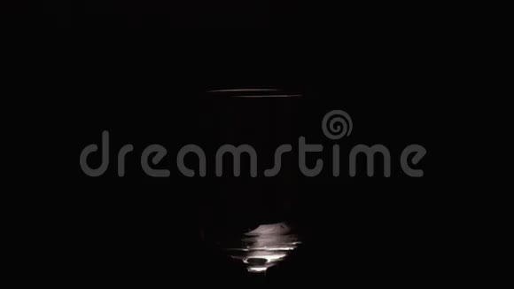 慢悠悠的白葡萄酒在杯中视频的预览图
