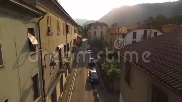 山的低地上美丽的小镇视频的预览图