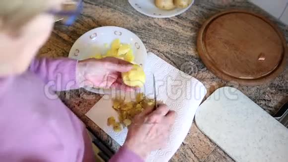 高级女性手切土豆的特写视频的预览图