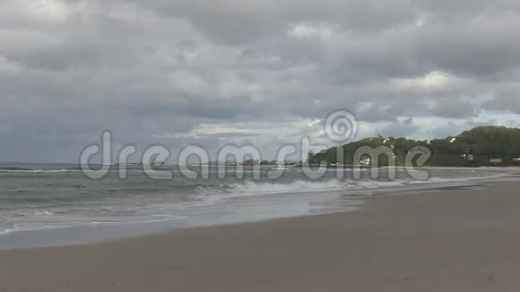 在距离澳大利亚昆士兰黄金海岸棕榈滩的距离内观看库伦宾头和库兰加塔视频的预览图