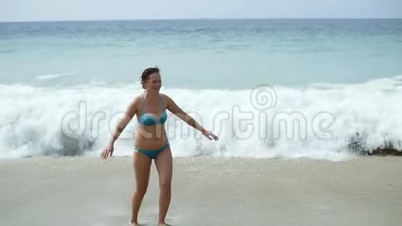 海洋上穿蓝色泳衣的快乐女人视频的预览图