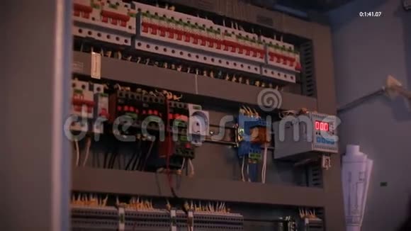 多屏幕电力能源分配连接到电路的电力电缆诽谤数字显示视频的预览图