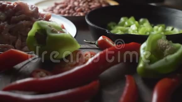 鸡肉胡椒粉和豆子用来煮杂碎视频的预览图