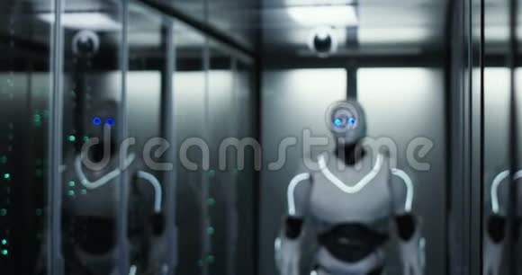 服务器机房的未来派白色机器人视频的预览图