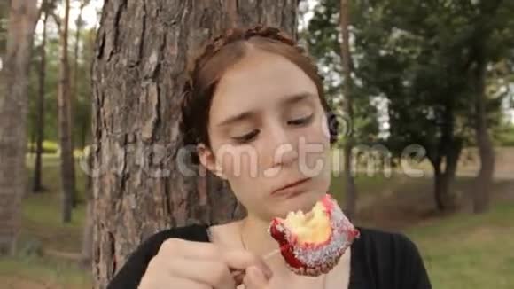 十几岁的女孩发现了一部分腐烂的苹果视频的预览图