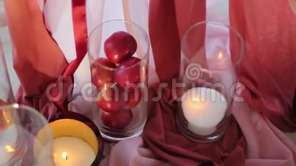 苹果和蜡烛的婚礼装饰视频的预览图
