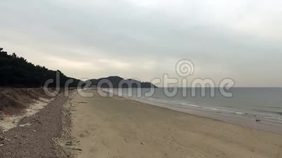 低空海滩拍摄的空中镜头视频的预览图