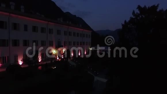 这座建筑在夜间被泛光灯照亮视频的预览图