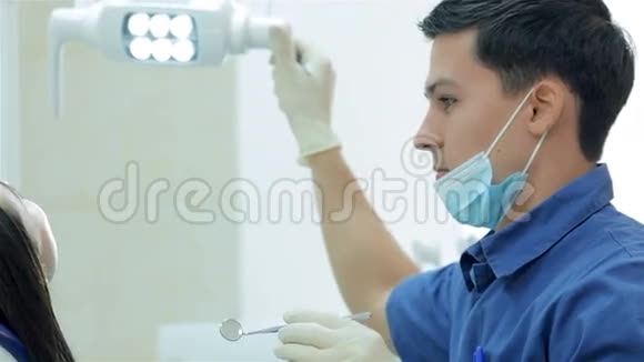 牙科开始进行牙科治疗视频的预览图