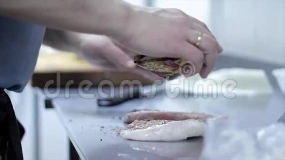 厨师在牛排上撒盐和干擦视频的预览图