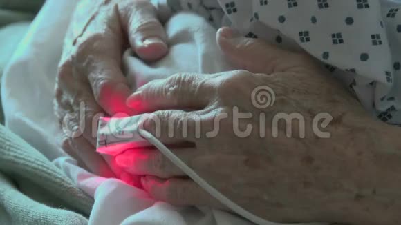 一位老年妇女住院的细节视频的预览图