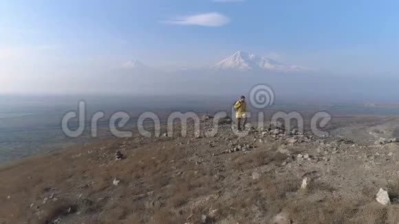 鸟瞰一人在雾山上行走视频的预览图