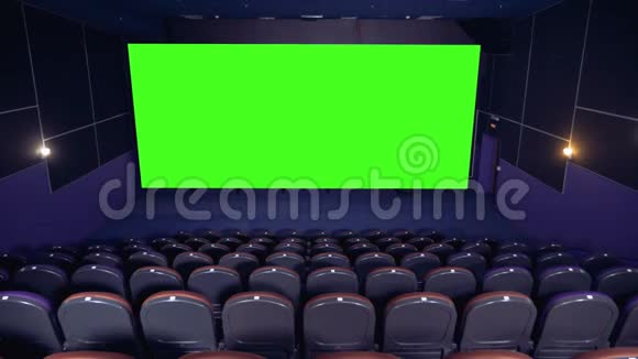 带绿色屏幕的暗空电影院大厅视频的预览图