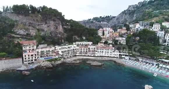 空中鸟瞰飞越悬崖伟大的海岸线风景和惊人的地中海景观和海湾与船只游艇视频的预览图