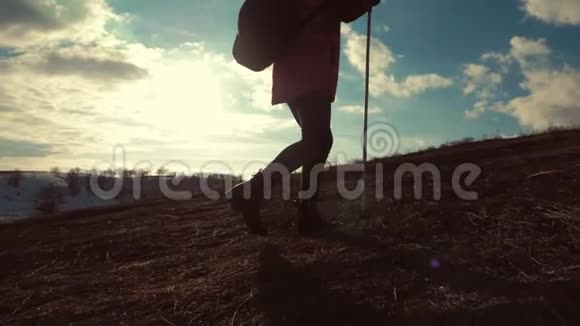 带背包的女旅行者在山上徒步旅行漫步在群山中自由与幸福视频的预览图