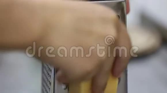 女人用金属刨子来磨奶酪视频的预览图