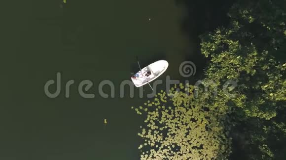 情侣的鸟瞰图漂浮在木湖上的小船上视频的预览图