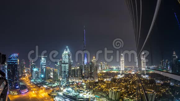 迪拜市中心城市景观与BurjKhalifa灯光显示空中时间推移视频的预览图