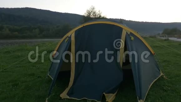 早晨一个人从山上河边的帐篷里出来视频的预览图