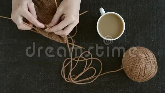 用咖啡编织一只袜子视频的预览图