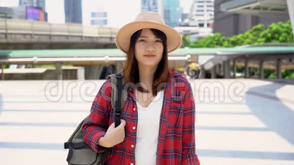迷人的年轻微笑亚洲女性户外肖像在城市真人系列户外生活方式时尚肖像视频的预览图