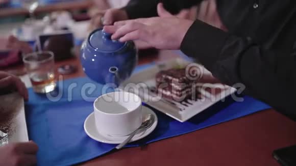 一个人在杯子里倒红茶视频的预览图