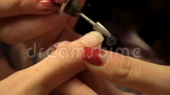女孩用指甲剪剪指甲视频的预览图