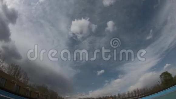 快速行动中的云景时间推移视频的预览图