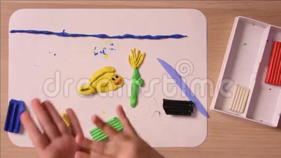 儿童用塑料手雕刻一次工艺元素在木板上特写视频的预览图