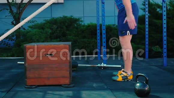 运动员训练双腿跳上木箱视频的预览图