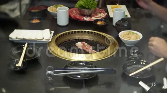 食品在bulgogi韩国烧烤在餐厅在中餐厅做饭烧烤视频的预览图
