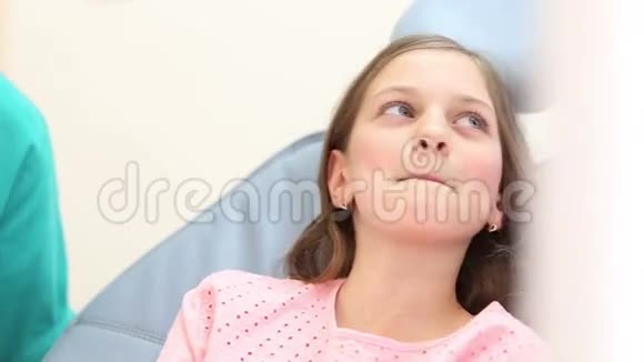 在牙医诊所里和漂亮的女孩玩口镜视频的预览图