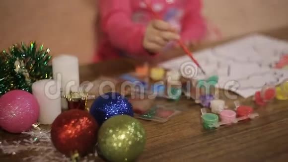 小女孩努力画一幅冬夜的圣诞画视频的预览图
