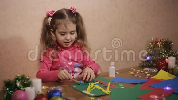 小女孩小心翼翼地在冬天的晚上涂手工艺手工制作视频的预览图