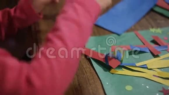 小女孩用胶水制作的手工艺品视频的预览图