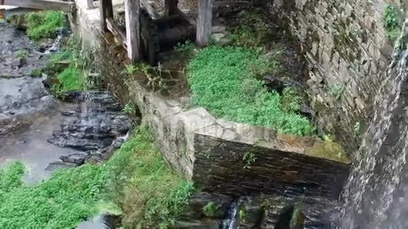 在塔拉蒙迪工厂沿着运河瀑布和河流缓慢行走视频的预览图
