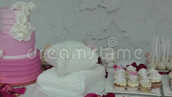 蛋糕到婚礼桌上视频的预览图