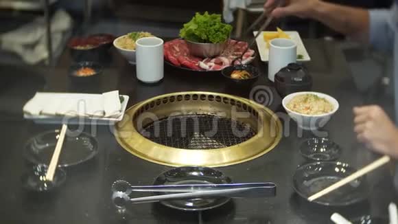 食品在bulgogi韩国烧烤在餐厅在中餐厅做饭烧烤视频的预览图
