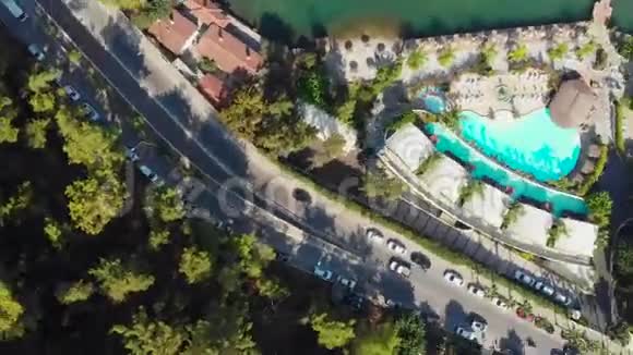 码头和码头有游艇海滨小镇在海滩酒店和游泳池视频的预览图